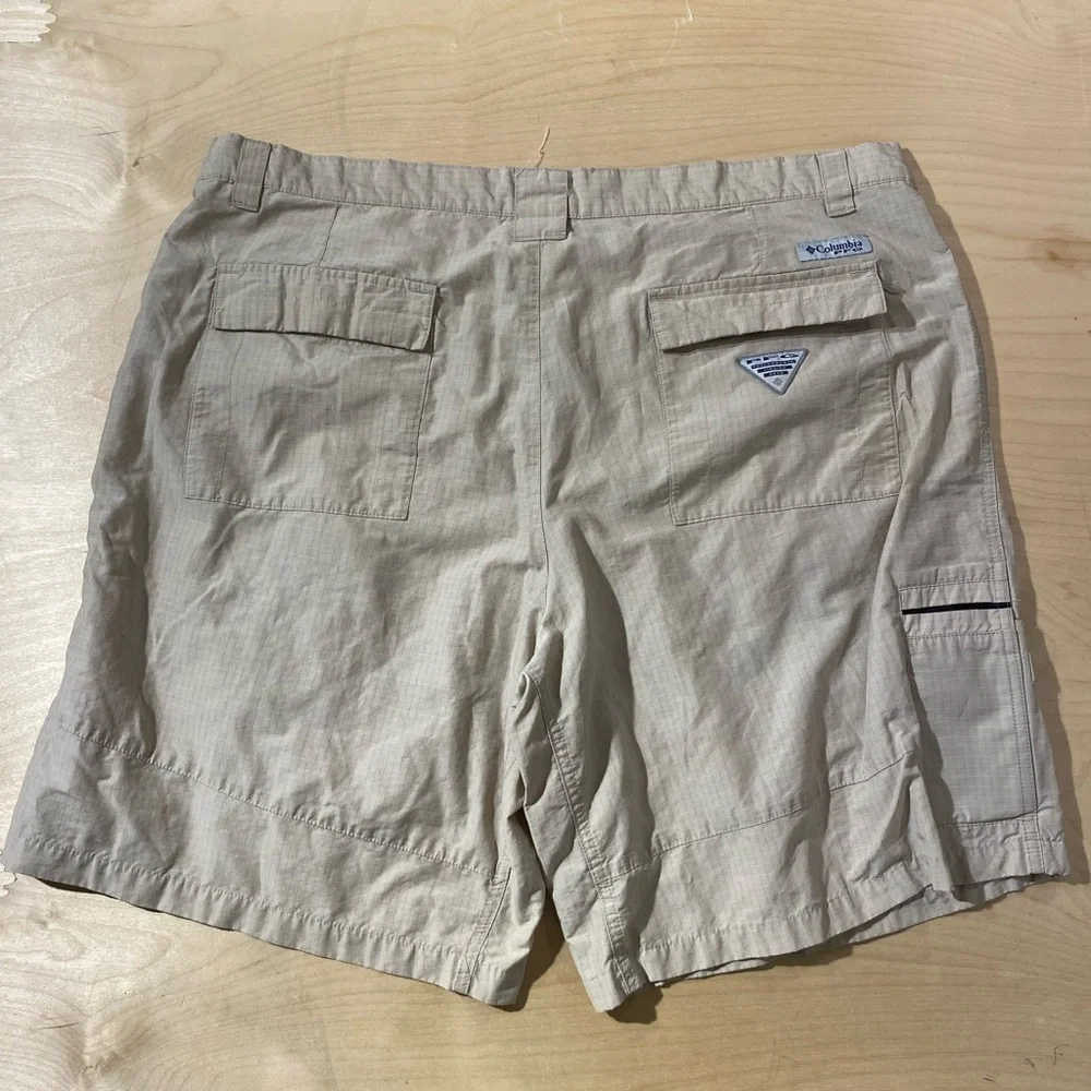 Columbia Men's Tan PFG  Cargo Shorts 42 (OM)